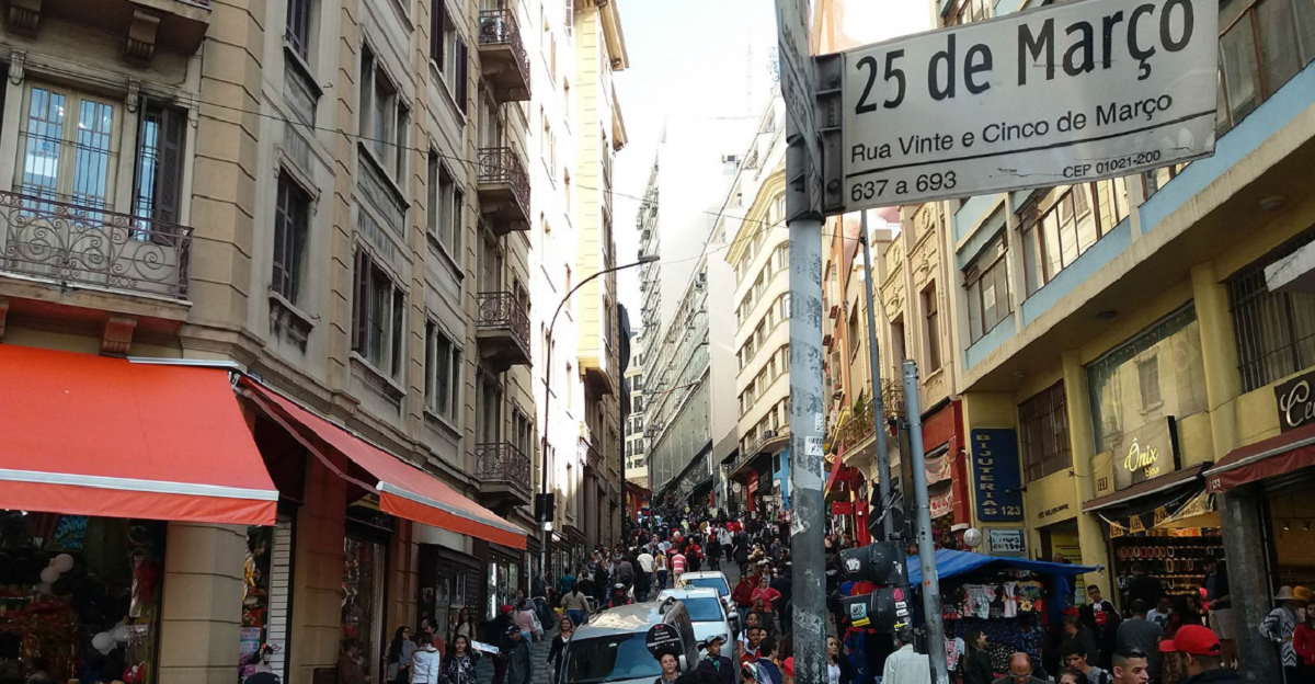 Rua 25 de maço movimentada em São Paulo Roteiro de compras na 25 de Março e Brás