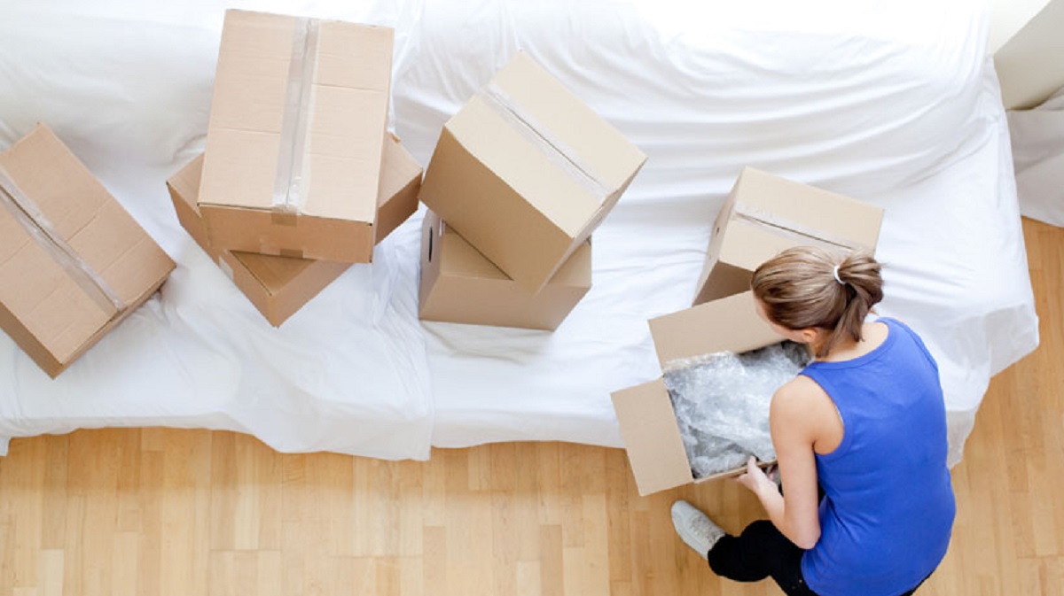Mulher embalando suas coisas para mudança