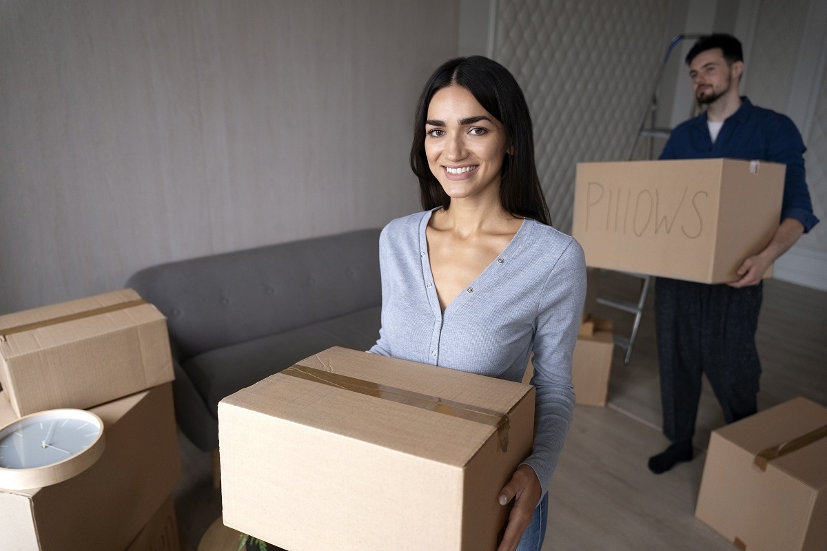 Casal semudando para sua nova casa Casal semudando para sua nova casa