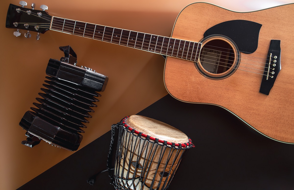 Fundo de música com violão e partes de bateria Fundo de música com violão e partes de bateria