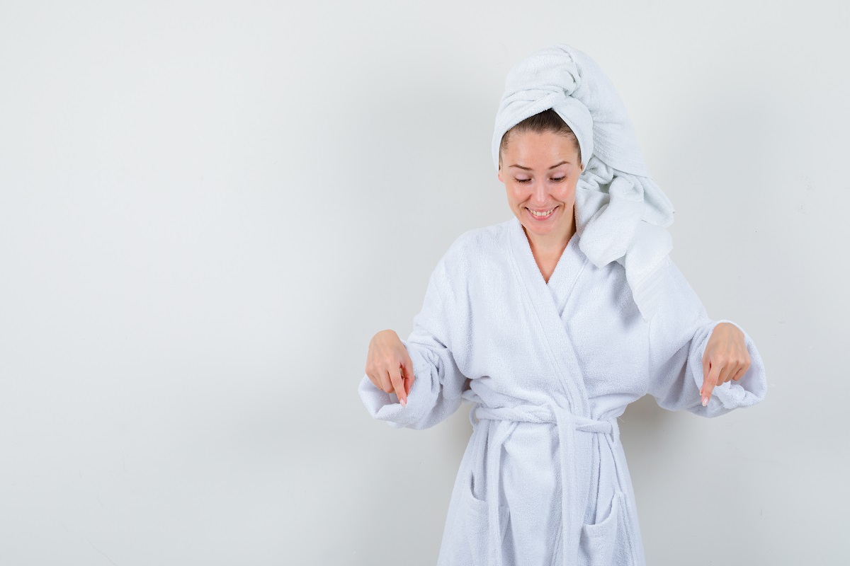 Mulher mostrando seu roupão atoalhado Mulher mostrando seu roupão atoalhado